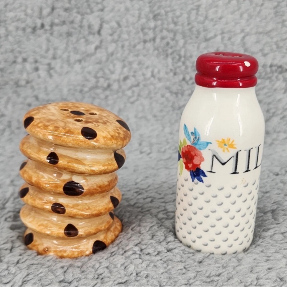 Pioneer Woman Cookie and Milk Ceramic Salt & Pepper Set
